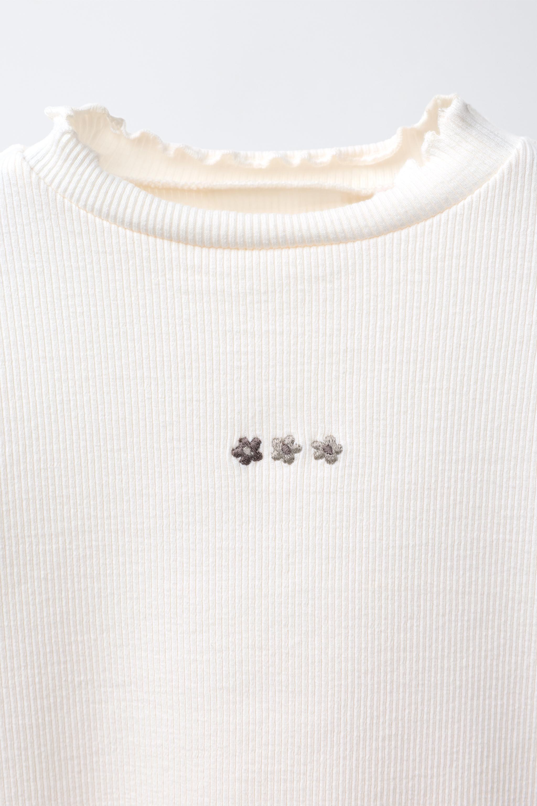 RIBBED TOP WITH EMBROIDERED DETAIL